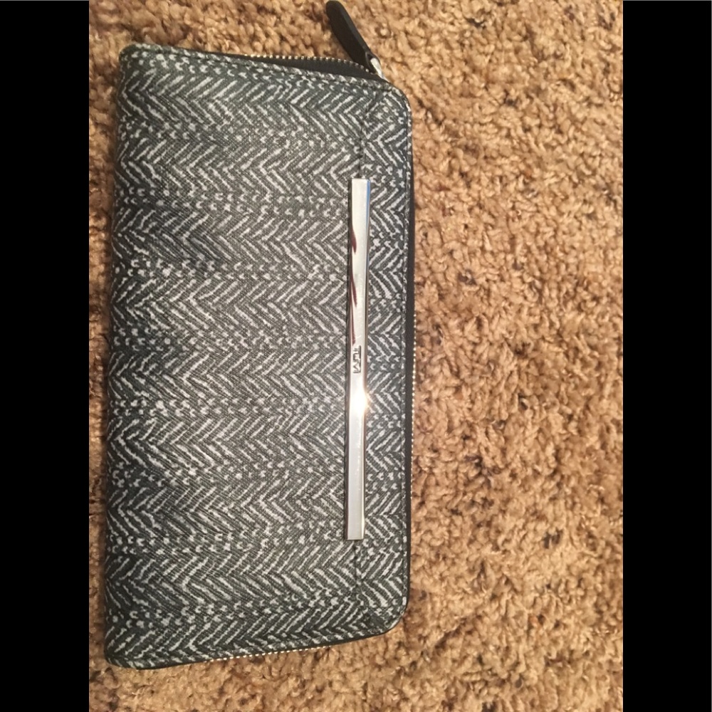 New NWOT Tumi continential herringbone wallet